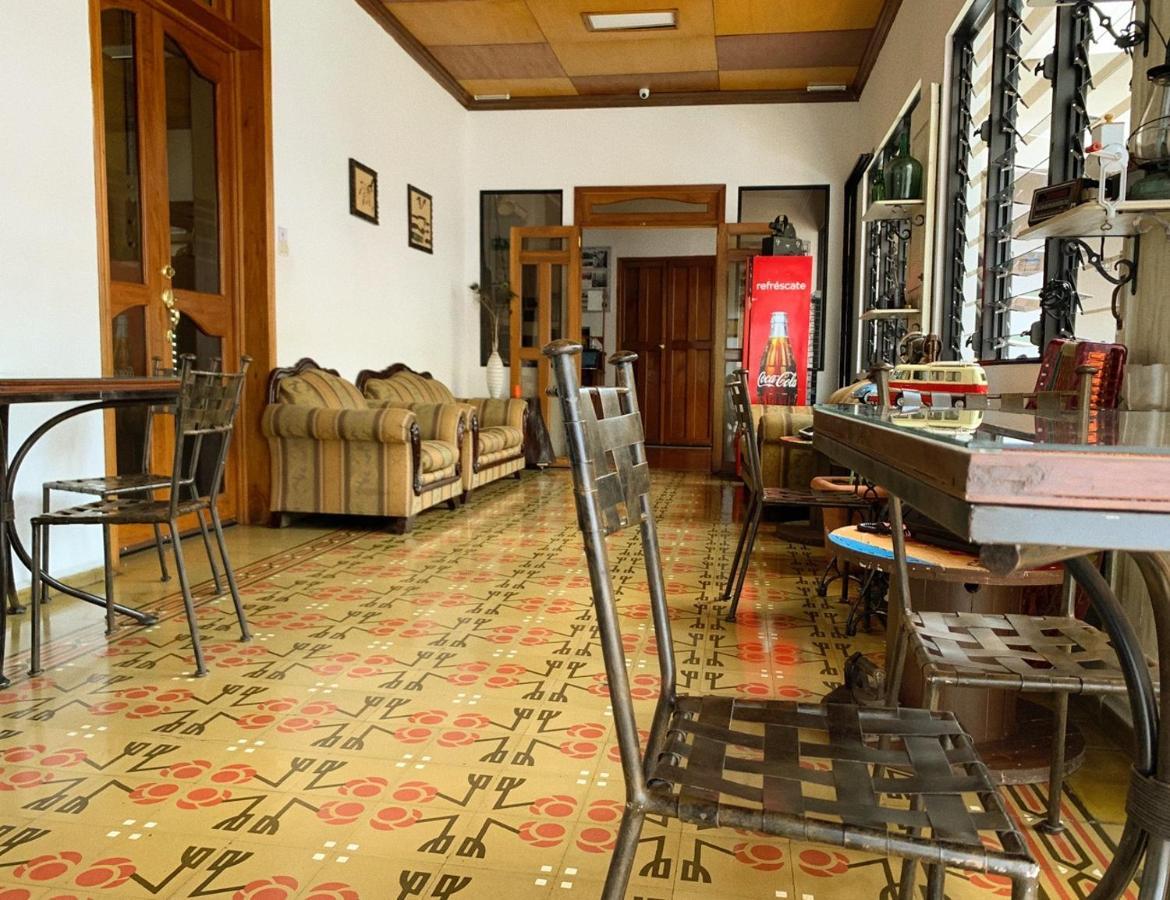 Hostal Las Puertas Σάντα Άνα Εξωτερικό φωτογραφία