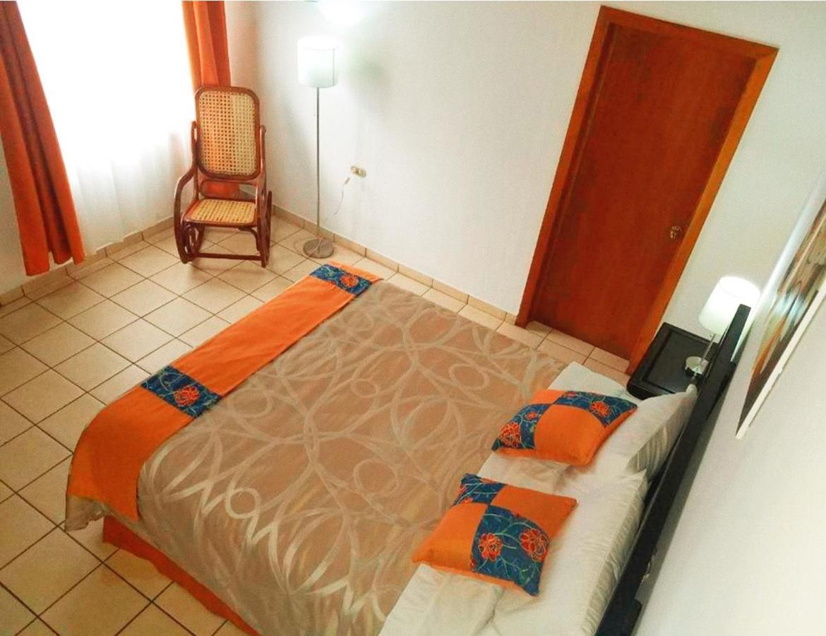 Hostal Las Puertas Σάντα Άνα Εξωτερικό φωτογραφία