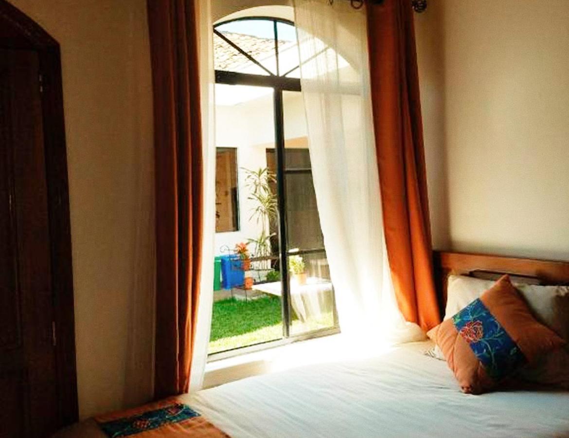 Hostal Las Puertas Σάντα Άνα Εξωτερικό φωτογραφία