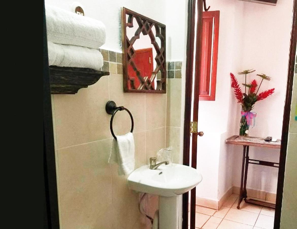 Hostal Las Puertas Σάντα Άνα Εξωτερικό φωτογραφία